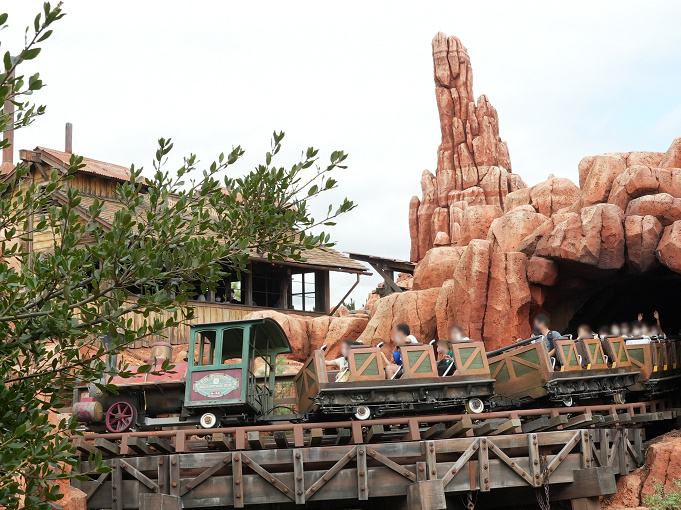 ビッグサンダー マウンテンは怖い 怖い理由 速度 落差まとめ 怖くなくなるコツや楽しめるポイントも