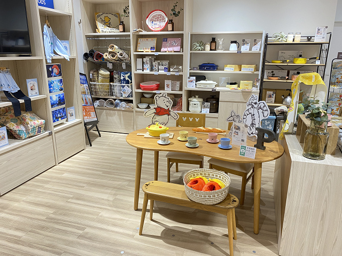 東京駅にディズニーファンタジーショップがオープン ディズニー雑貨 洋服 家具が勢ぞろい