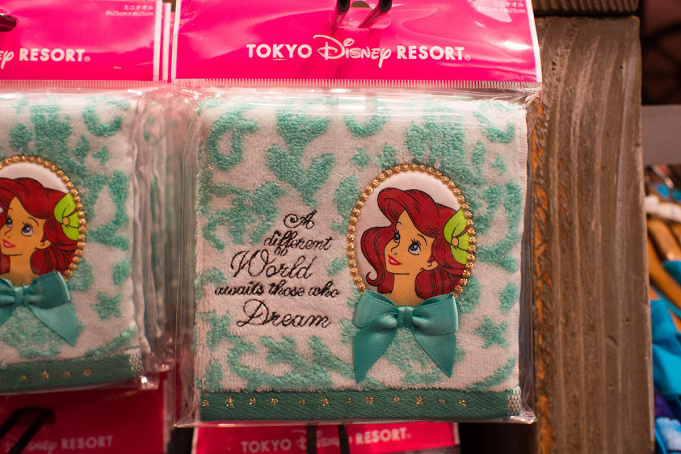 アリエルグッズ ディズニーランド シーで買えるお土産まとめ ぬいぐるみ ストラップ Tシャツなど