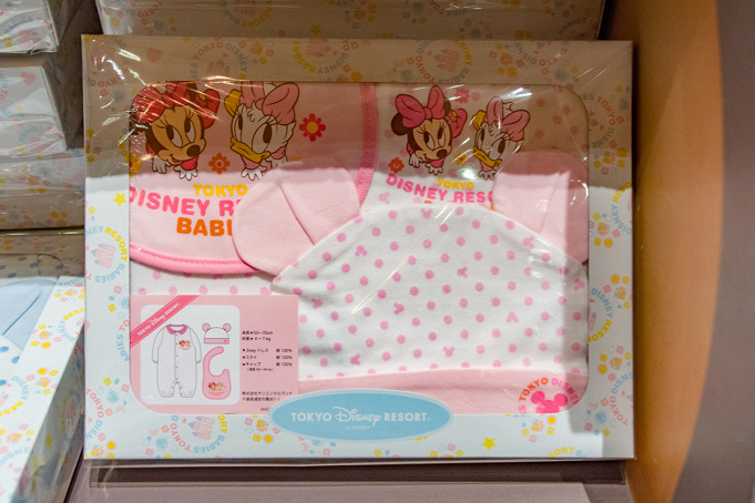 ディズニー出産祝い ベビーグッズ選 ダッフィーなりきりカバーオールやおくるみが販売中