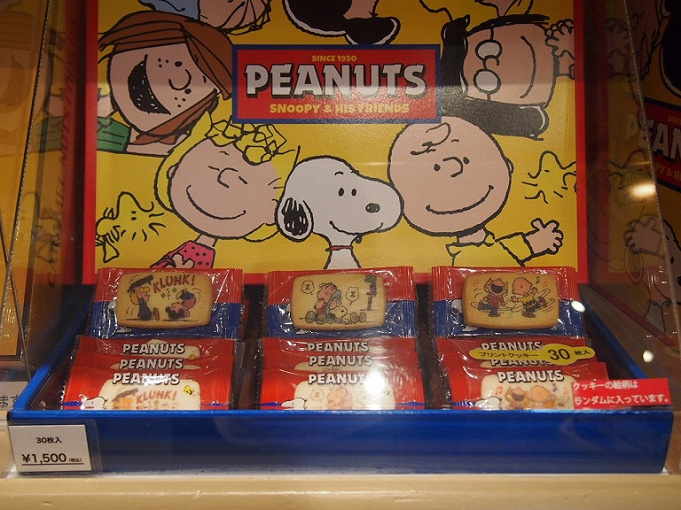 22 Usjのスヌーピーグッズ一覧 お菓子 ぬいぐるみ カチューシャ 季節のイベントグッズも