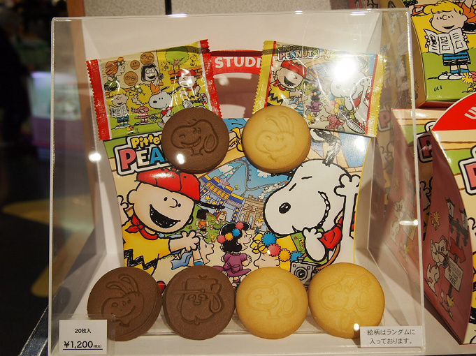 22 Usjのスヌーピーグッズ一覧 お菓子 ぬいぐるみ カチューシャ 季節のイベントグッズも