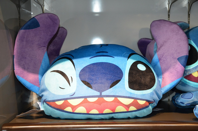 ディズニーで買えるスティッチのぬいぐるみ9選 かわいいクッションも登場