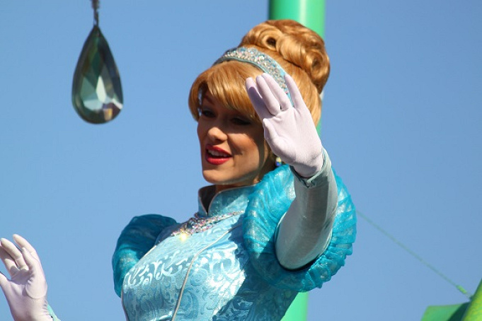 Amazon版映画 シンデレラ アマゾンプライムで独占配信中 ディズニー作品との違いは