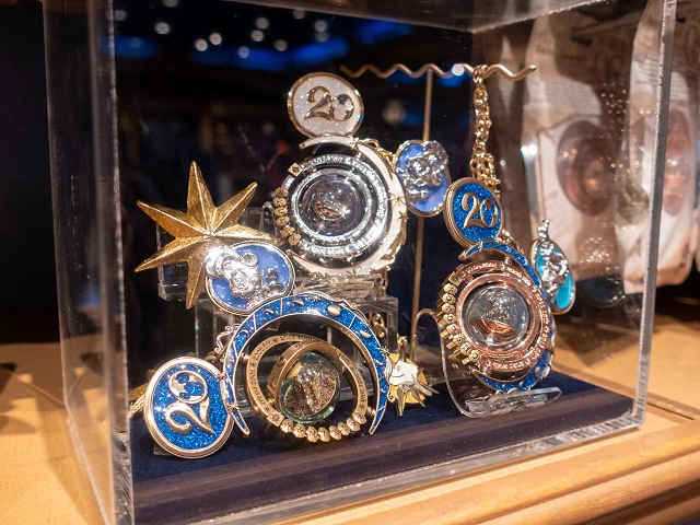 再販中 クリスタルスフィアが登場 ディズニーシー周年のオリジナルグッズ 種類 値段 販売場所など