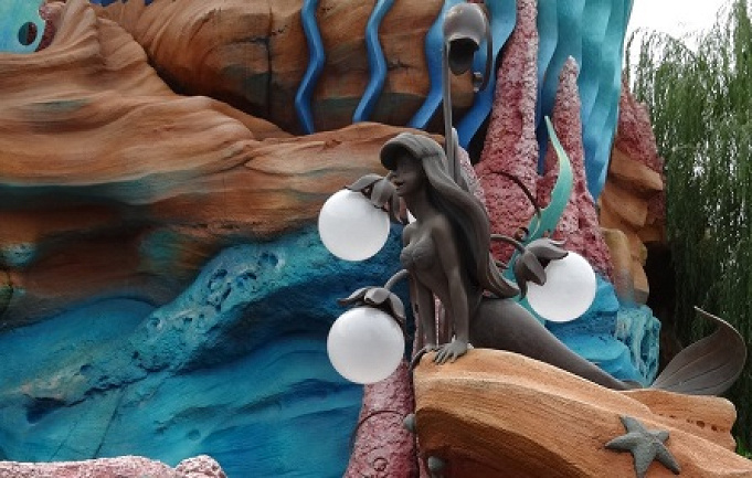 ディズニーシーのプロップス徹底解説 各テーマポートの世界観を物語る小道具