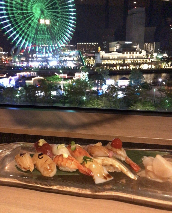 橙屋のお寿司と店内から見れる夜景