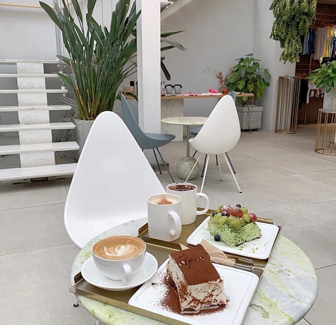 Café Muraのお店の様子と人気No.1のティラミス♡