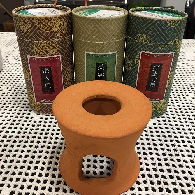 3種類のよもぎと黄土のイス