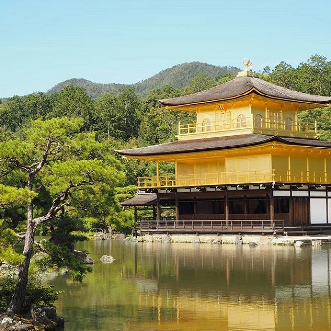 豪華絢爛な金閣寺