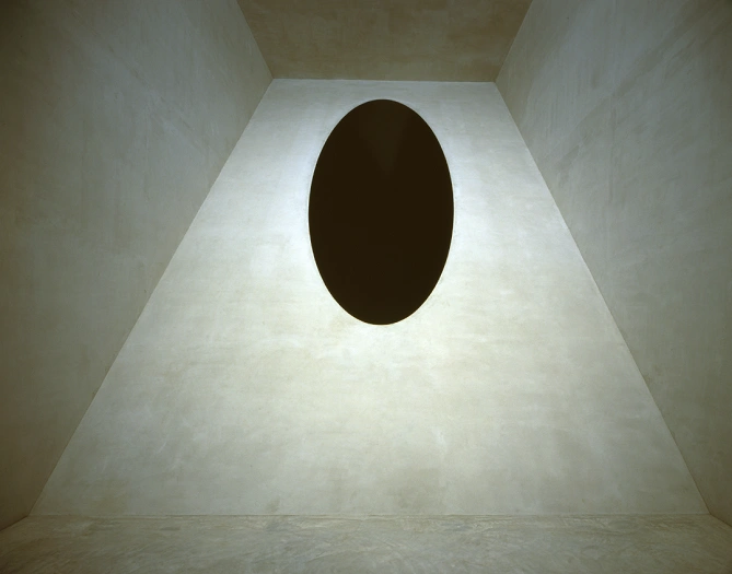 アニッシュ・カプーア《L'Origine du monde》2004　金沢21世紀美術館蔵（写真提供：金沢21世紀美術館）