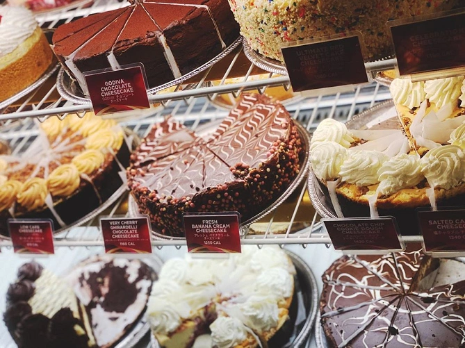 チーズケーキファクトリー：ショーケースのチーズケーキ