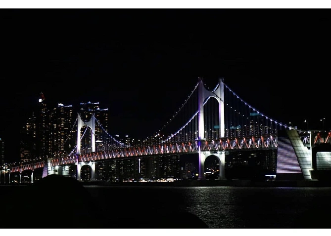 ライトアップされた広安大橋