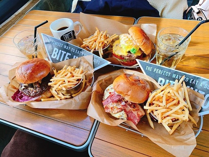 J.S.BURGERS CAFE