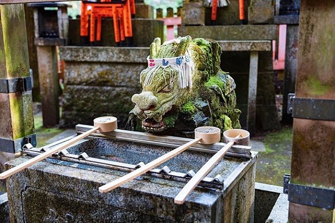 何とも可愛らしい彫刻です