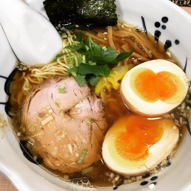 縮れ細麺とスープの相性が素晴らしい。by辛口グルメ王