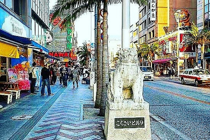 いつも賑やかな沖縄国際通り