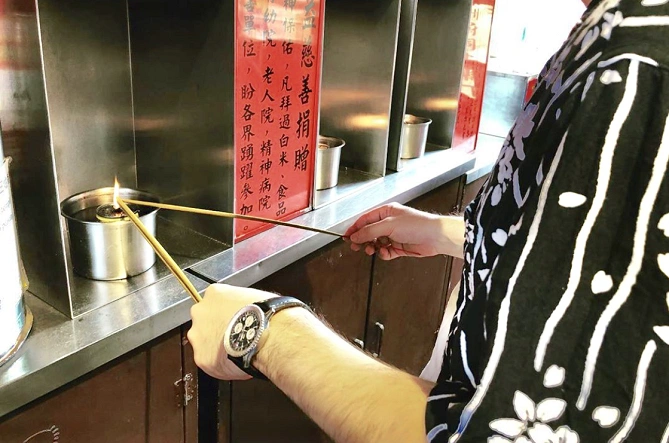 線香に点火 
