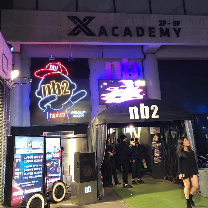 ネオンが輝くnb2の外観