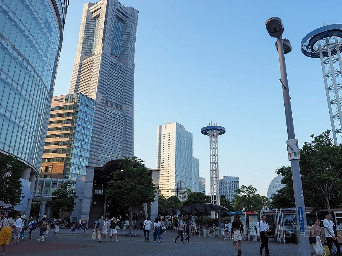 みなとみらいの中でもタワーやホテルなどが立ち並ぶ桜木町付近