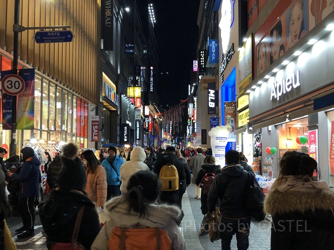 夜でもにぎやかなソウル明洞