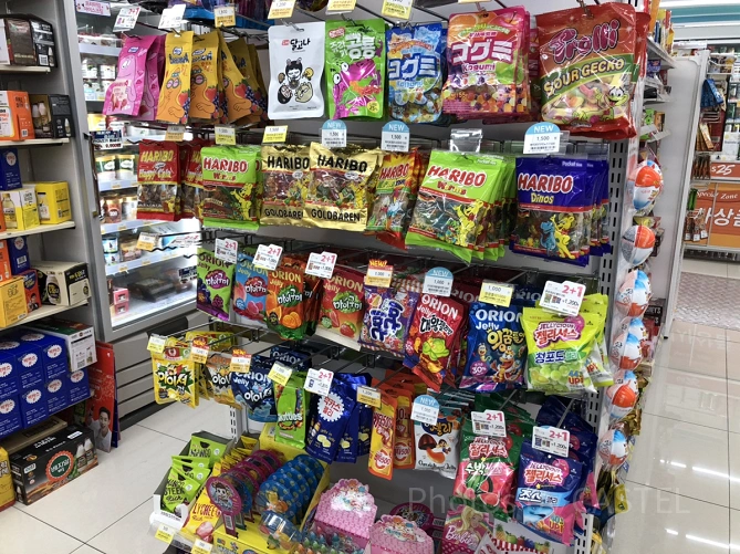 韓国コンビニのグミコーナー