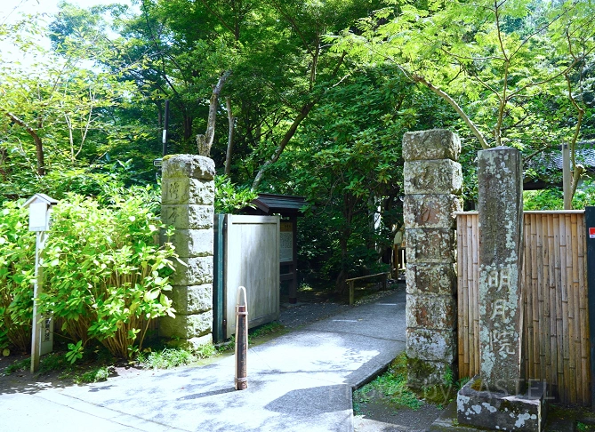 明月院：こじんまりとした入り口