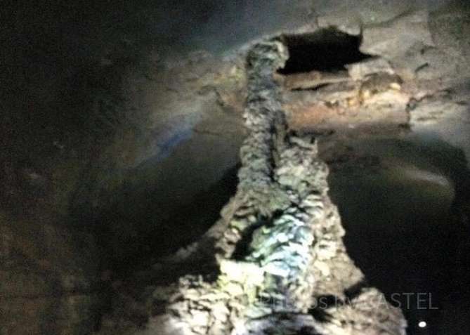 万丈窟の最終地点にある「溶岩石柱」