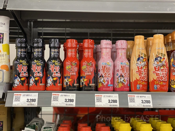 韓国のマートに並ぶプルダックソース