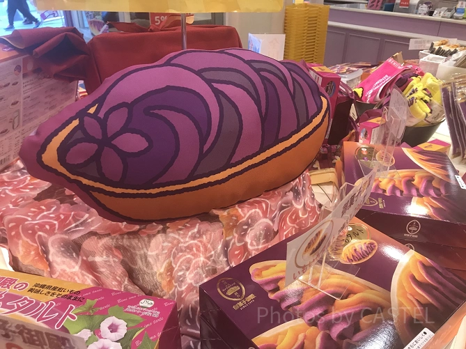 店先に鎮座！かわいい紅いもタルトクッション
