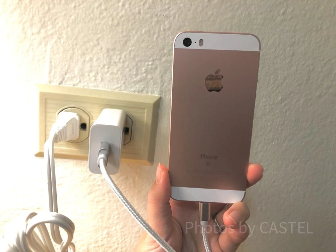 グアムのAタイプコンセントでiPhoneを充電