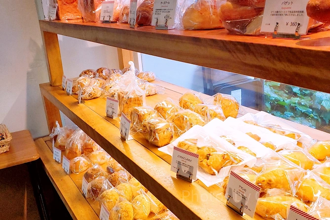 店内のベーカリーショップ