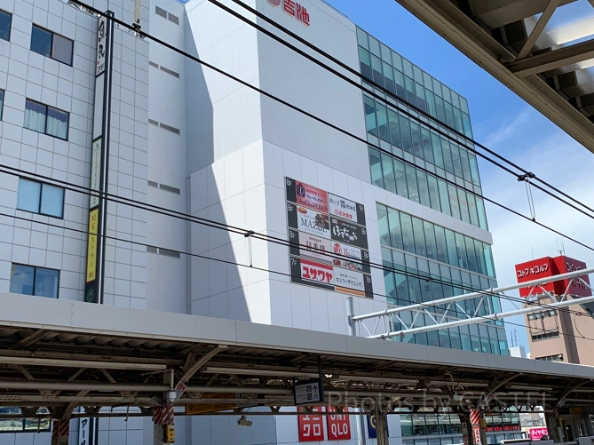 ホームから見えた吉池ビル（シュッシュポポン御徒町店）
