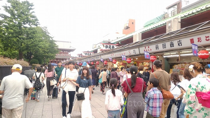 多くの人で賑わう仲見世通り