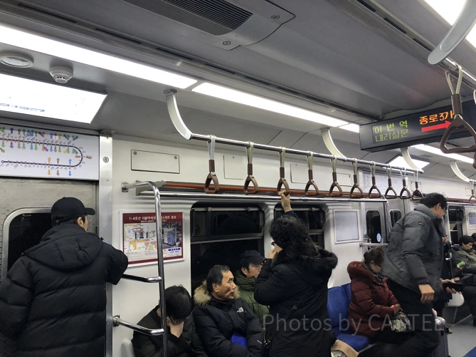 韓国の地下鉄車内の様子