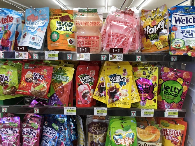 韓国コンビニのグミ売り場