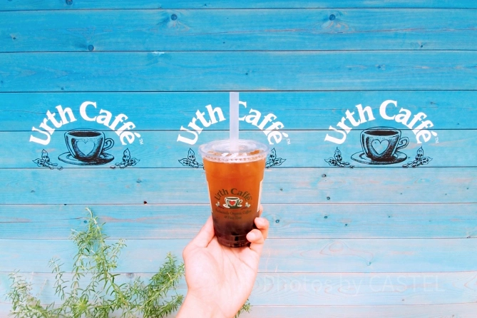 フォトスポットを背景にタピオカドリンクを撮影
