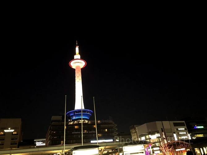 夜にはライトアップされとてもキレイです！