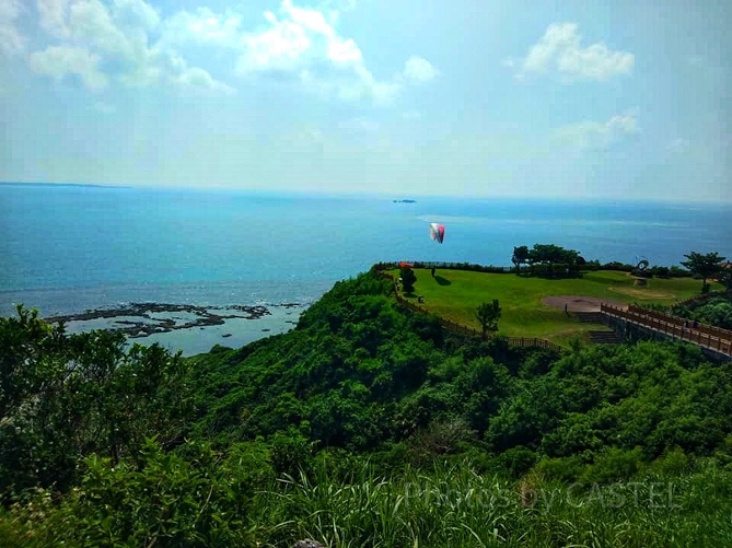 パラグライダーと知念岬