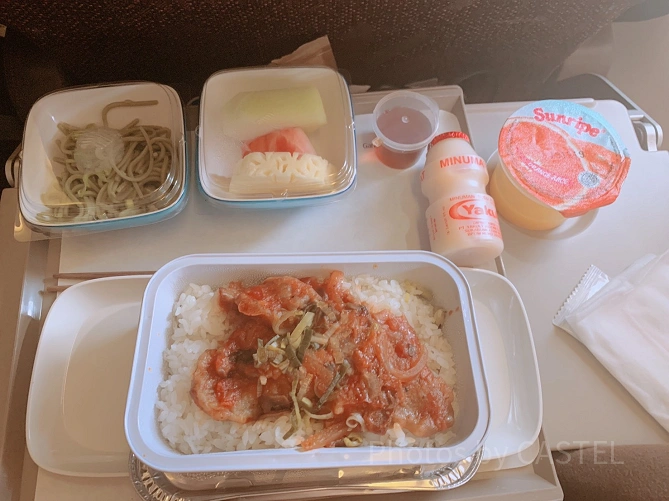ガルーダインドネシア航空の機内食（トマトと豚肉のソテー）