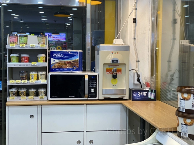 韓国コンビニの店内に置かれたレンジ