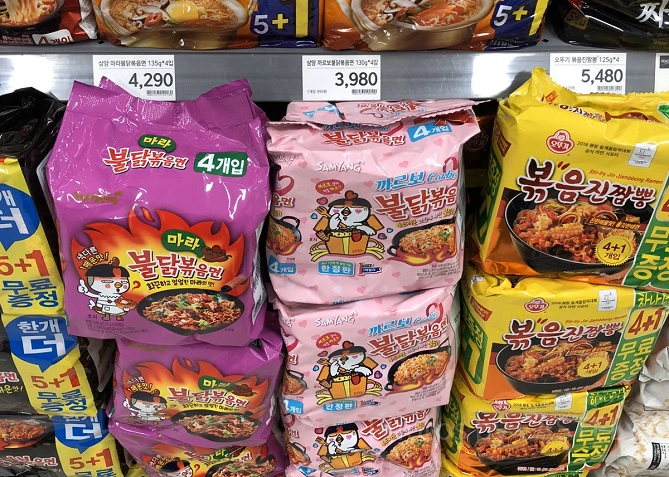 韓国マートに並ぶプルダックポックンミョン