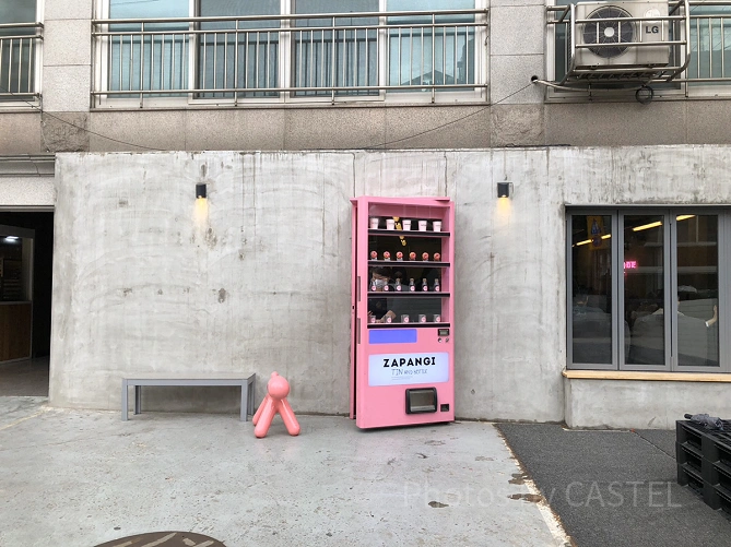 自販機がモチーフとなった入り口が特徴のカフェ・ZAPANGI