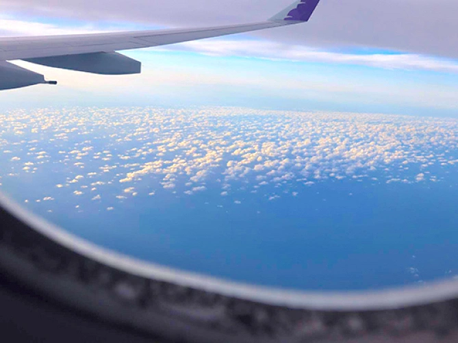 【ハワイ】飛行機でのフライト時間はどのくらい？機内での過ごし方、時差ボケ対策、持ち物も！