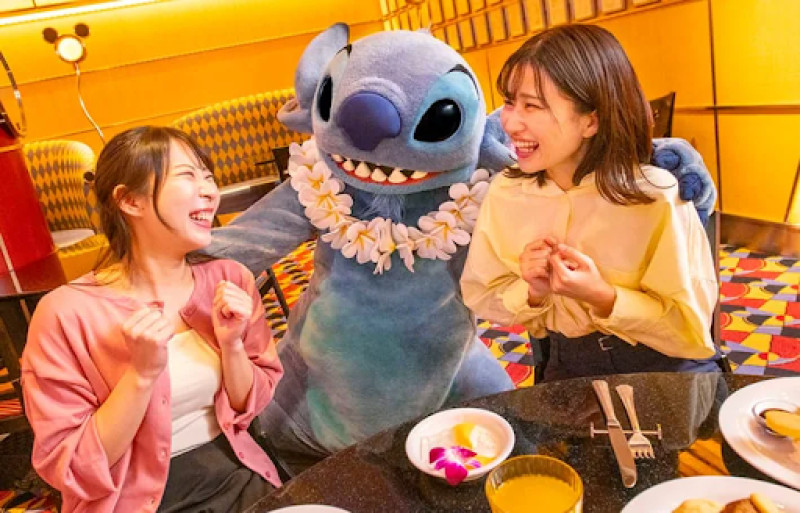 【2025夏】シェフミッキーでスティッチに会おう！会い方や予約方法を解説！ハワイ気分を味わえるメニューも紹介