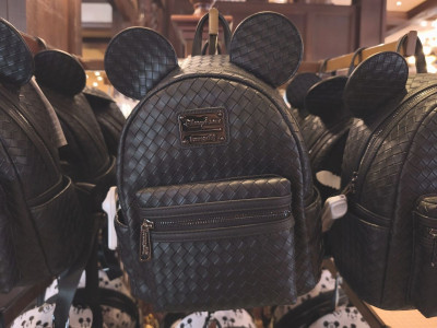 アナハイムディズニーラウンジフライ（Loungefly）：ブラック（編込風型押し）