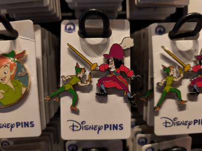 アナハイムディズニーのピンバッジ：ピーターパン＆フック船長