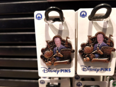 アナハイムディズニーのピンバッジ：カラー版ウォルトディズニー＆ブロンズミッキー