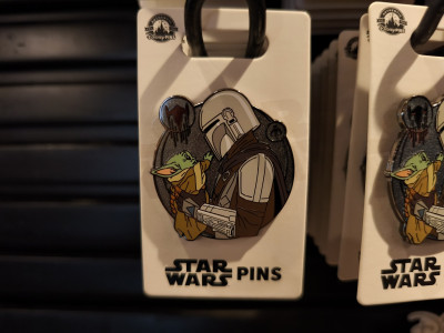 アナハイムディズニーのピンバッジ：マンダロリアン＆グローグー