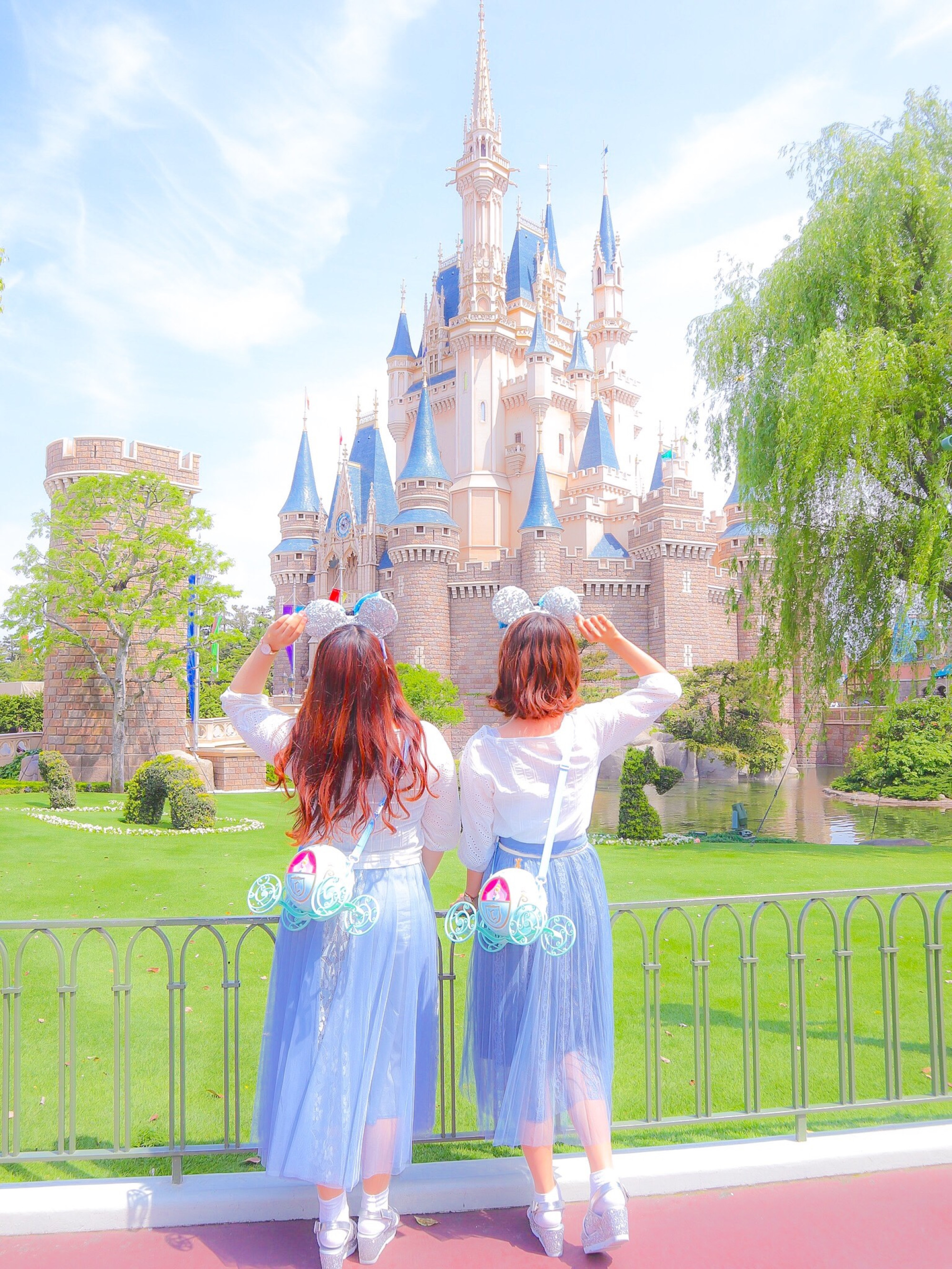 ライトブルー ホワイト シルバーのシンデレラの双子コーデ キャステル Castel ディズニー情報